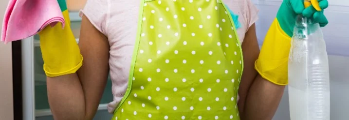 Person reinigt Kühlschrank